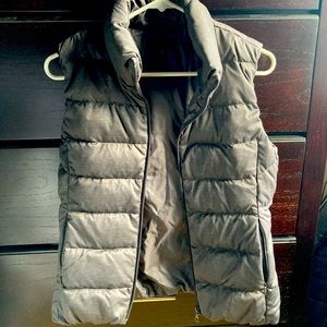 Uniqlo gray puffy vest medium